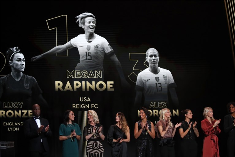Lionel Messi ontvangt zijn zesde Gouden Bal en steekt zijn grote rivaal Ronaldo voorbij... die wel ander prijs(je) krijgt in Italië