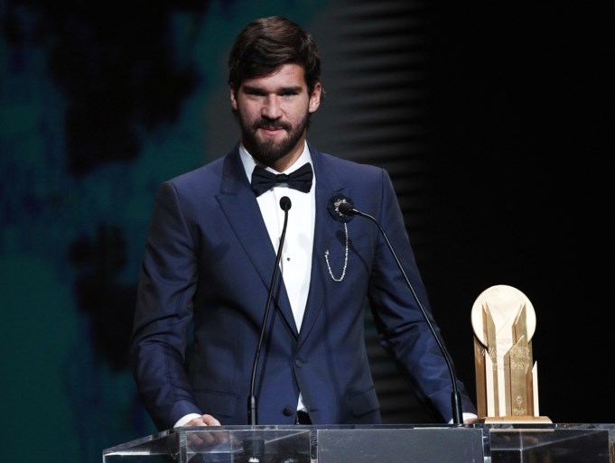Lionel Messi ontvangt zijn zesde Gouden Bal en steekt zijn grote rivaal Ronaldo voorbij... die wel ander prijs(je) krijgt in Italië