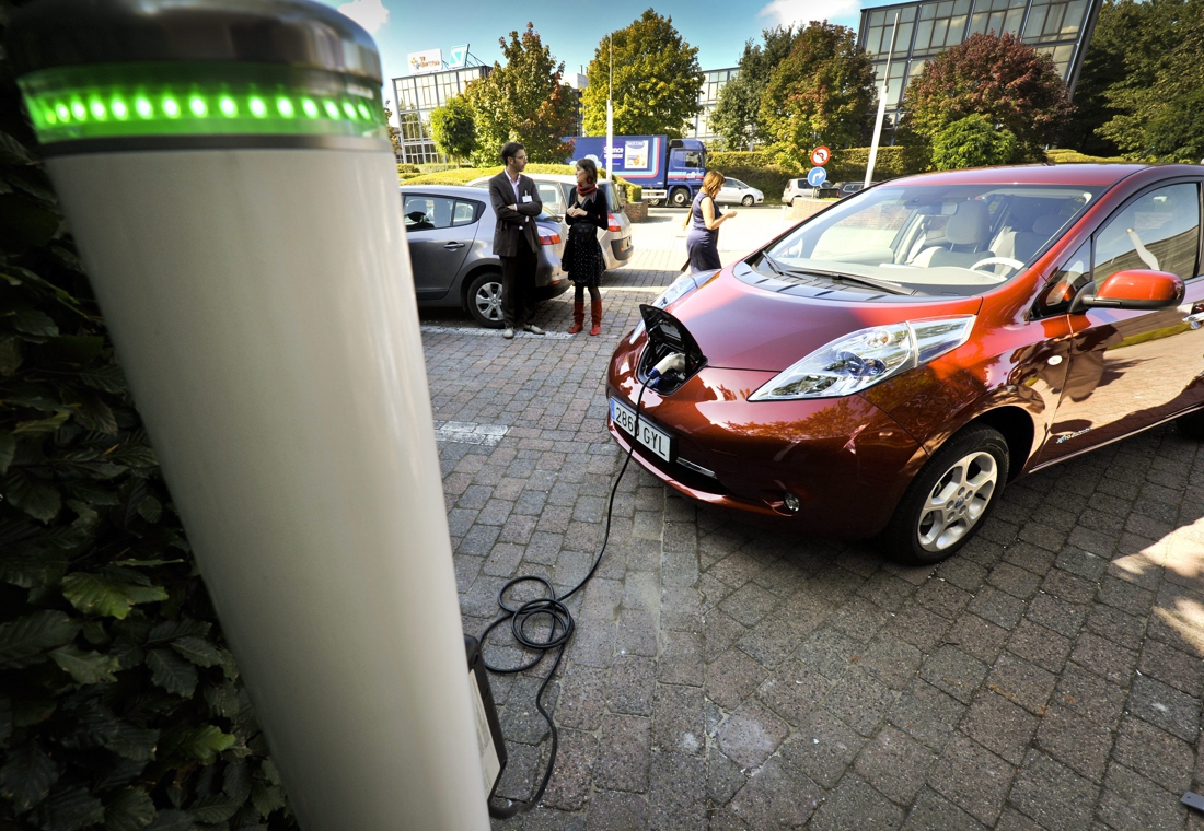 De grote push voor elektrische bedrijfswagens lijkt ingezet: maar hoe zit dat met de prijs, de laadpalen en stroomtekort?