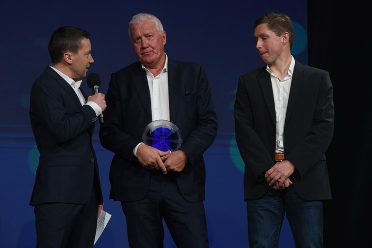 Remco Evenepoel wint Kristallen fiets: “Ik sta te trillen op mijn benen”