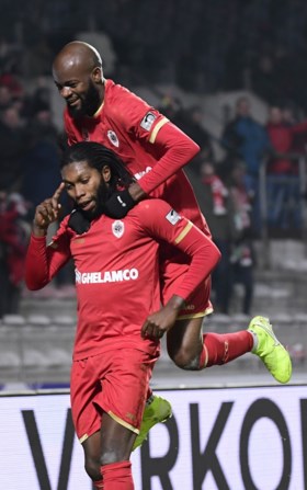 Mbokani maakt crisis bij Racing Genk nog groter: Antwerp wint na sensationeel slot en ijzingwekkende strafschoppenreeks