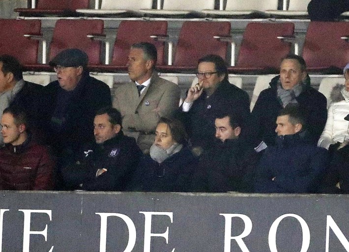 Marc Coucke neemt weer zijn vertrouwde plek in op de tribune tegen Moeskroen