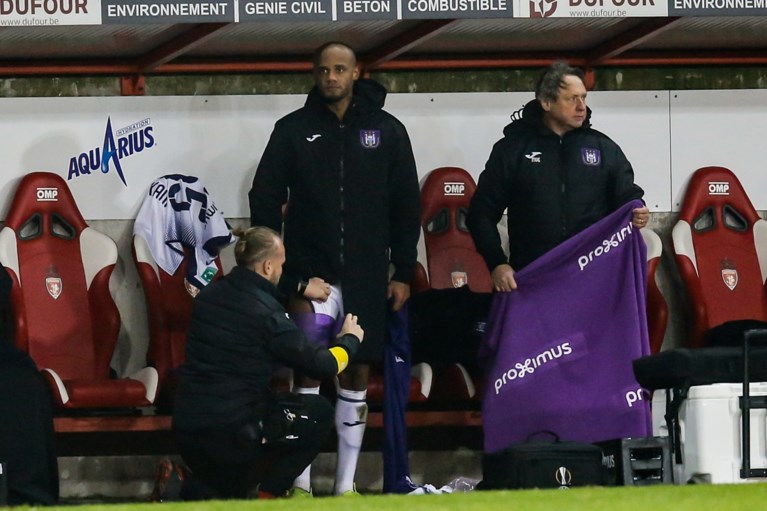 Opnieuw pech voor Anderlecht: Vincent Kompany moet in bekerwedstrijd op Moeskroen geblesseerd naar de kant