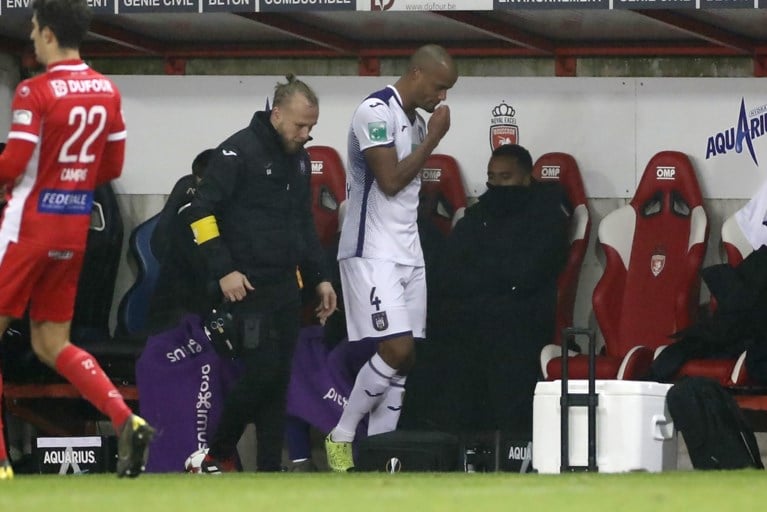 Opnieuw pech voor Anderlecht: Vincent Kompany moet in bekerwedstrijd op Moeskroen geblesseerd naar de kant
