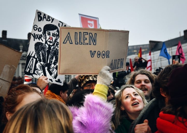 1.200 mensen nemen deel aan luidruchtige manifestatie VRT-personeel: “Openbare omroep meer dan ooit nodig”