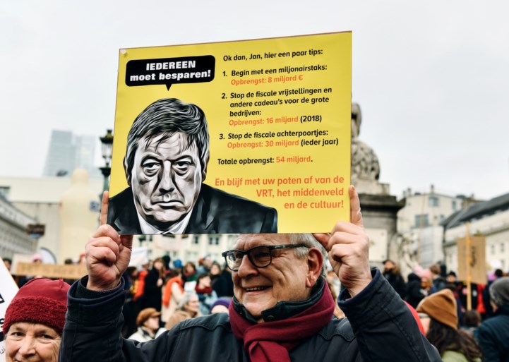 1.200 mensen nemen deel aan luidruchtige manifestatie VRT-personeel: “Openbare omroep meer dan ooit nodig”