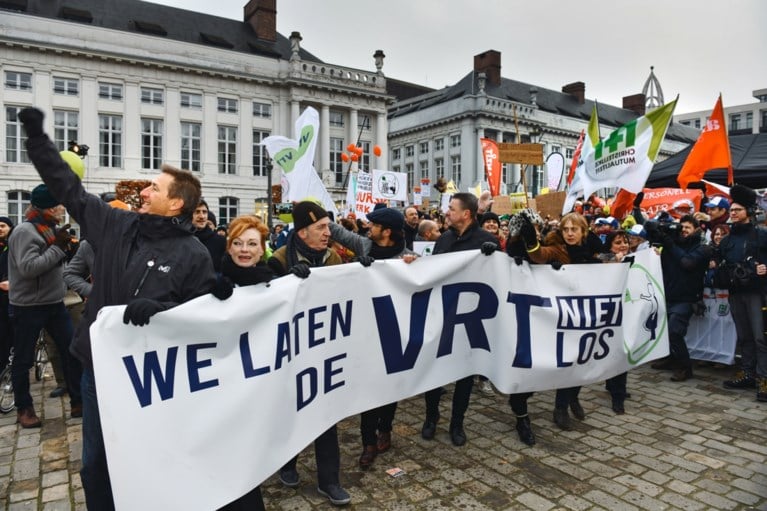 1.200 mensen nemen deel aan luidruchtige manifestatie VRT-personeel: “Openbare omroep meer dan ooit nodig”