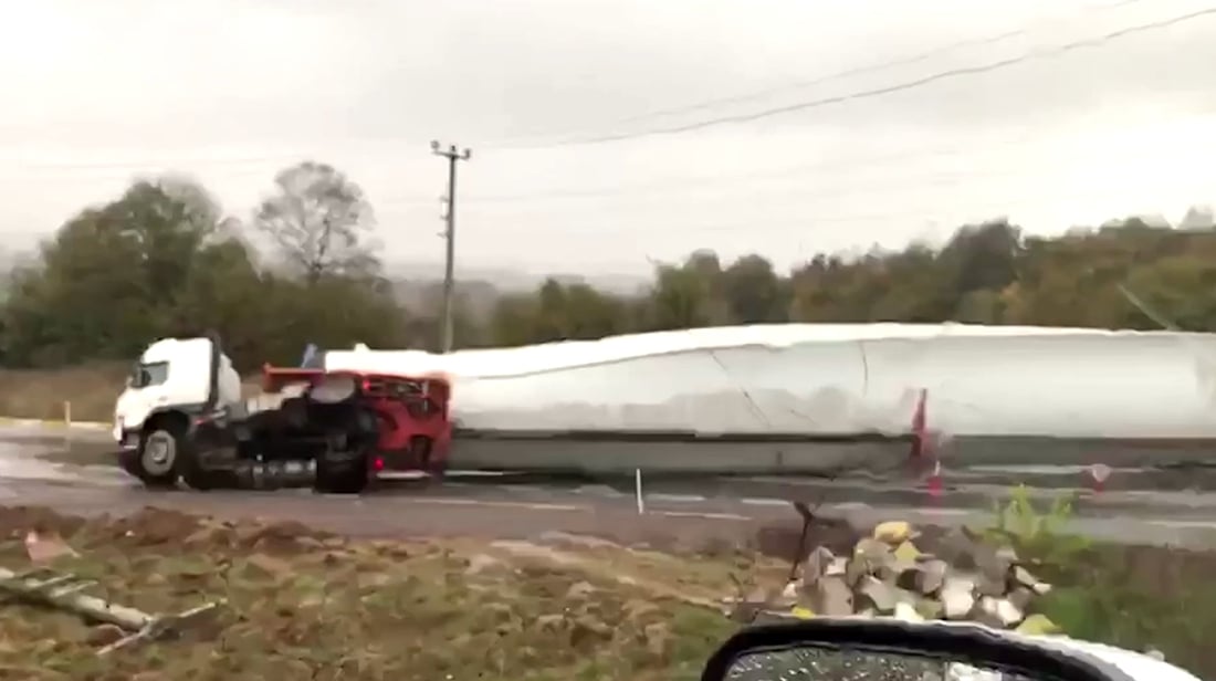 Vrachtwagenchauffeur die wiek van windturbine vervoert, begaat dure vergissing