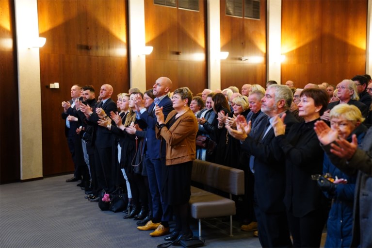 Staande ovatie op afscheid variété-icoon: “Dit is onze laatste keer samen op het podium”