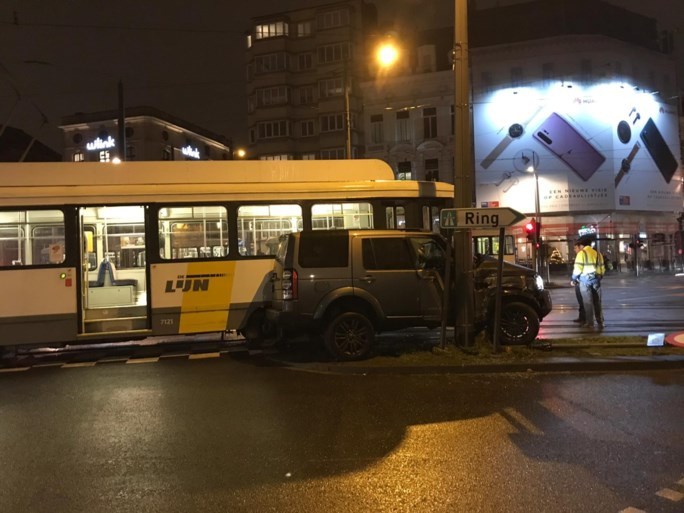 Jogger in levensgevaar na aanrijding door tram in Antwerpen