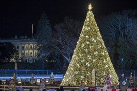 Melania Trump steekt lichtjes van Nationale Kerstboom aan