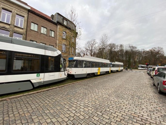 Trams botsen op Gitschotellei: twee gewonden, tramverkeer ligt stil op lijnen 4 en 9
