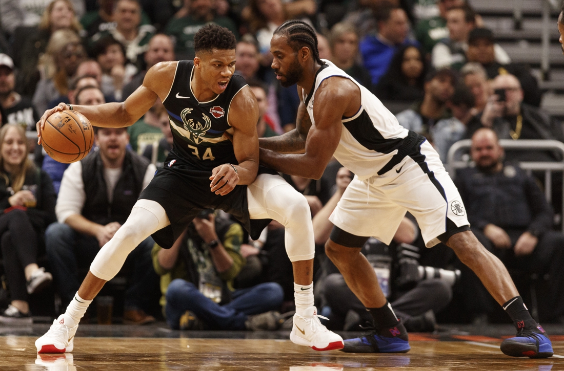 NBA. ‘Greek Freak’ en zijn Bucks halen uit tegen de Clippers, New York ontslaat coach