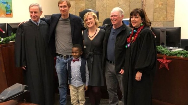 Vijfjarig jongetje nodigt hele kleuterklas uit om naar zijn adoptie te komen kijken: “Ik hou van mijn papa!”