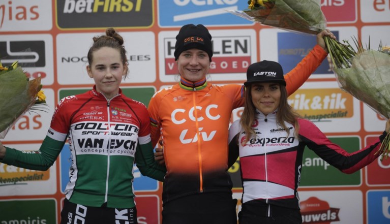 Marianne Vos wint bij rentree meteen de veldrit in Essen, voor Hongaars talent