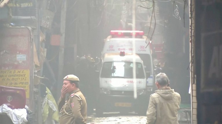 Opnieuw tragedie in fabriek in New Delhi: al minstens 43 werknemers komen om bij brand