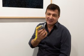 Nog maar net verkocht en banaan van 120.000 dollar is al opgegeten