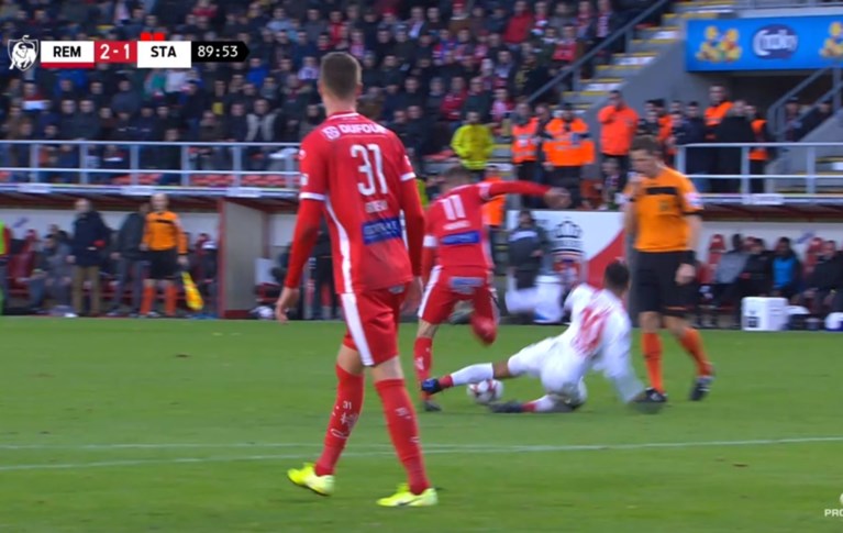 Michel Preud’homme razend op ref na twee duidelijke rode kaarten: