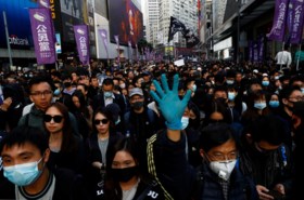Waarom tienduizenden mensen in het zwart gekleed door de straten van Hongkong trekken
