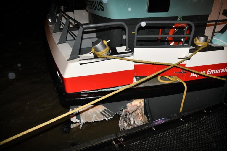 Achttien gewonden na botsing Waterbus
