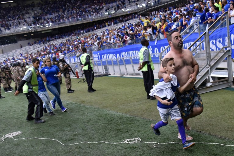 Tranen, ongeloof en rellen nadat topclub Cruzeiro voor het eerst degradeert in Brazilië