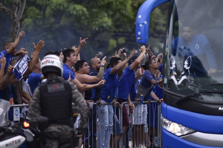 Tranen, ongeloof en rellen nadat topclub Cruzeiro voor het eerst degradeert in Brazilië