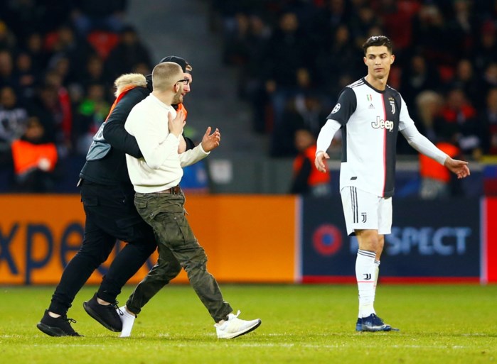 IN BEELD. Fans bestormen Cristiano Ronaldo, eentje krijgt de Juventus-ster boos