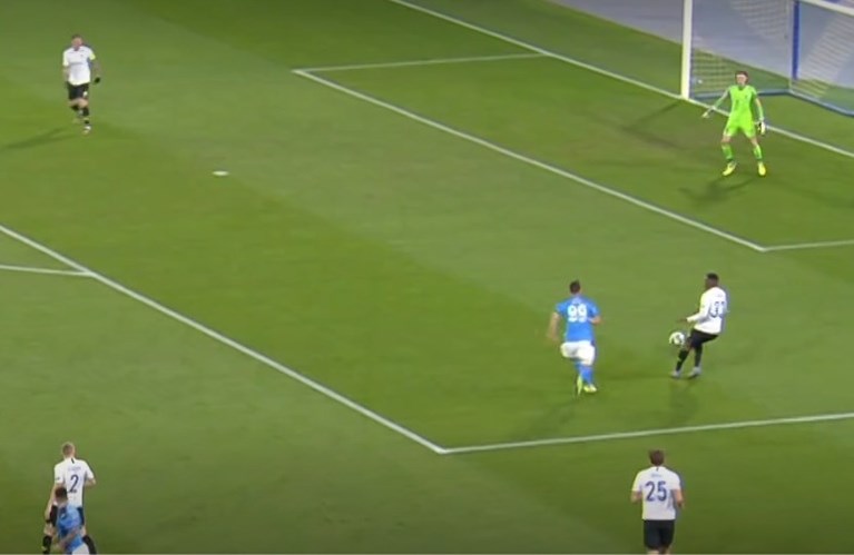 Drama voor Maarten Vandevoordt (Genk): jongste doelman ooit zwaar in de fout