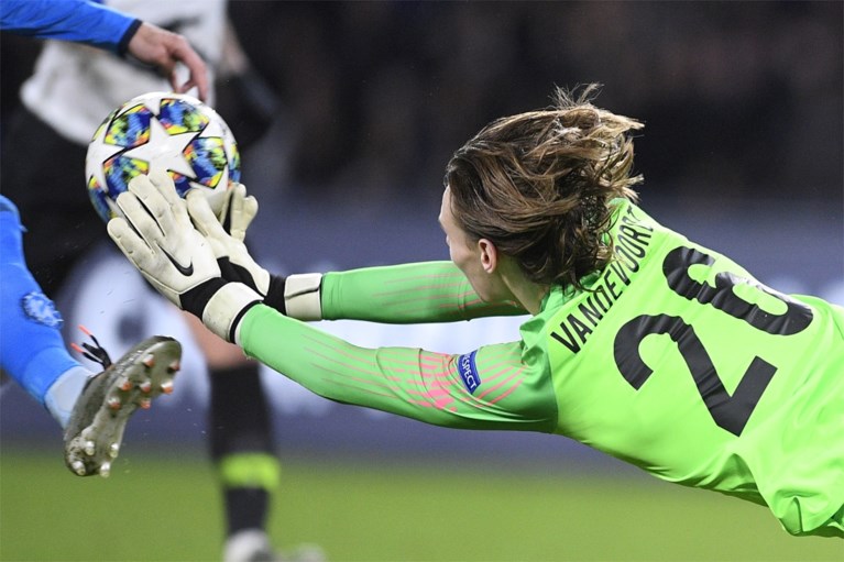 Drama voor Maarten Vandevoordt (Genk): jongste doelman ooit zwaar in de fout