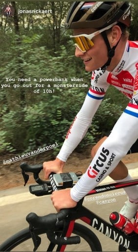 Het grapje van Mathieu van der Poel op stage: “Tien uur op de fiets!”