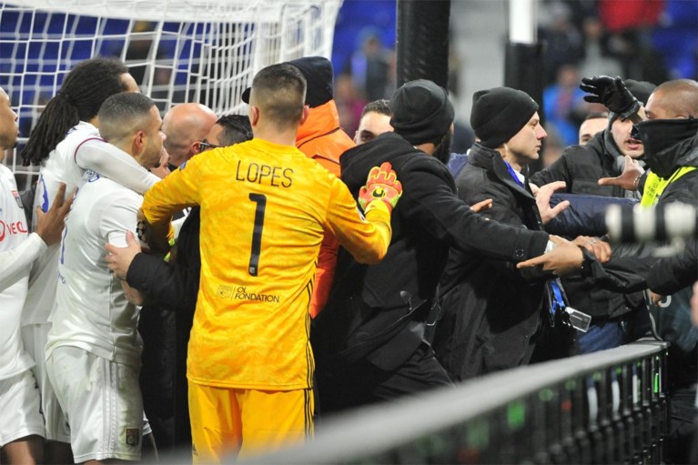 Lyon-kapitein Memphis Depay pakt eigen fan aan omwille van beledigend spandoek: “Ze spugen op ons”