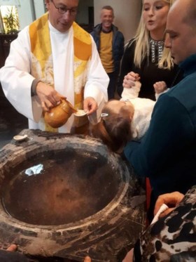 Dubbel doopsel: Kimpsy laat haar beide kindjes tegelijkertijd dopen, ook al hebben ze andere papa’s