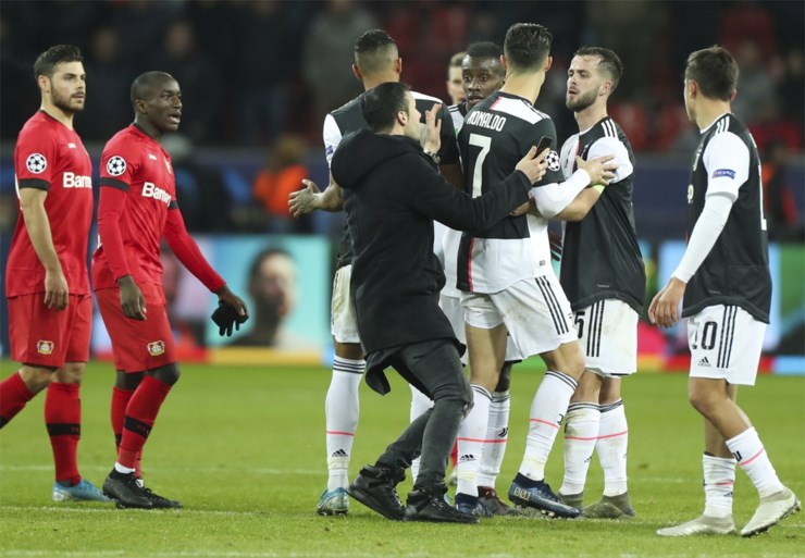 IN BEELD. Fans bestormen Cristiano Ronaldo, eentje krijgt de Juventus-ster boos