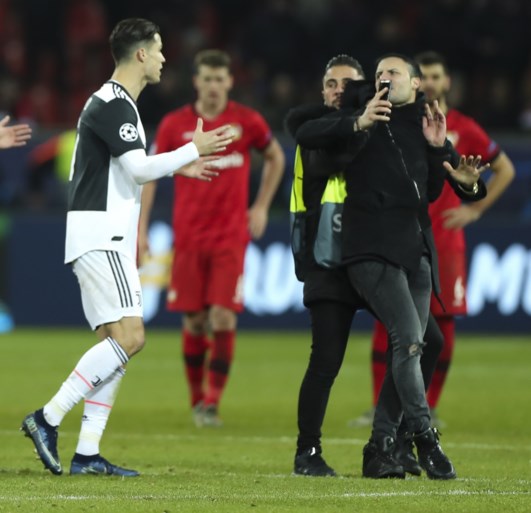 IN BEELD. Fans bestormen Cristiano Ronaldo, eentje krijgt de Juventus-ster boos