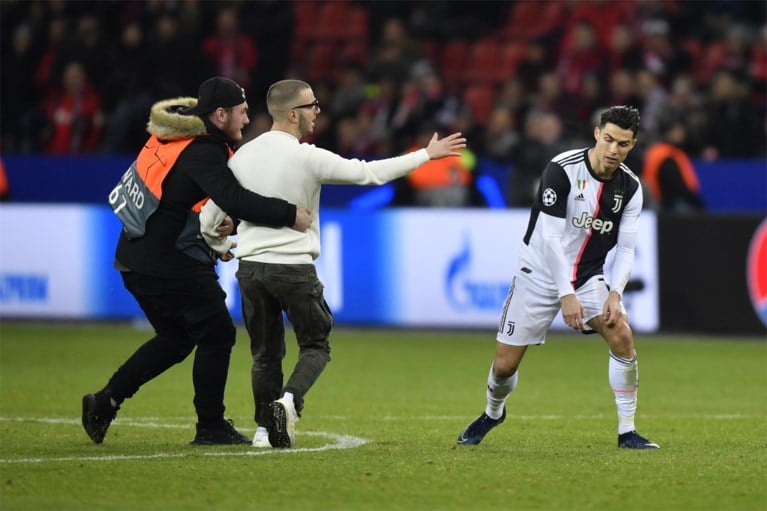 IN BEELD. Fans bestormen Cristiano Ronaldo, eentje krijgt de Juventus-ster boos
