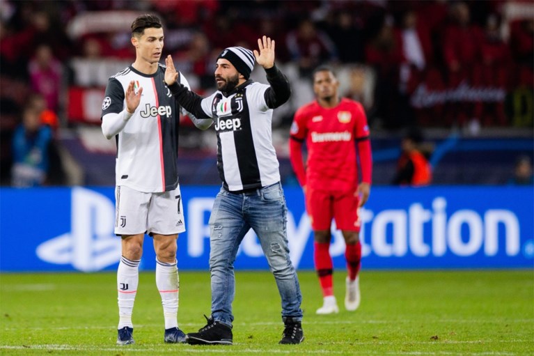 IN BEELD. Fans bestormen Cristiano Ronaldo, eentje krijgt de Juventus-ster boos
