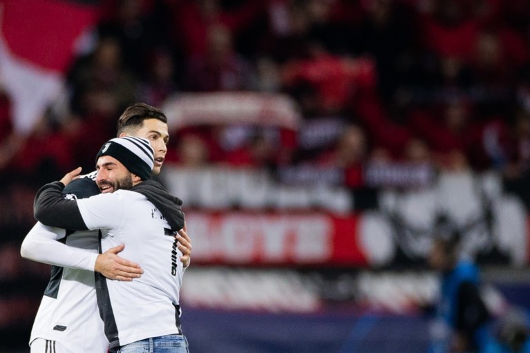 IN BEELD. Fans bestormen Cristiano Ronaldo, eentje krijgt de Juventus-ster boos