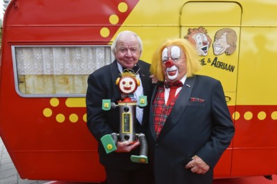 Allememaggies Bassie En Adriaan Komen Met Eigen Kledinglijn Het