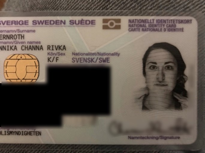 Joodse vrouw zegt dat foto op haar ID aangepast werd om haar een stereotype haakneus te geven
