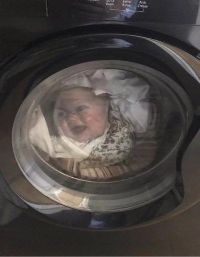 Vader schrikt zich kapot van foto waarop zijn baby in wastrommel zit
