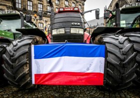 Nederlandse boeren willen luchthaven Eindhoven platleggen: colonne van tractoren onderweg