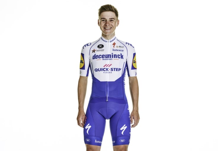 Remco Evenepoel stelt nieuwe truitje Deceuninck-Quick Step voor: “Heel wat anders dan de vorige jaren”