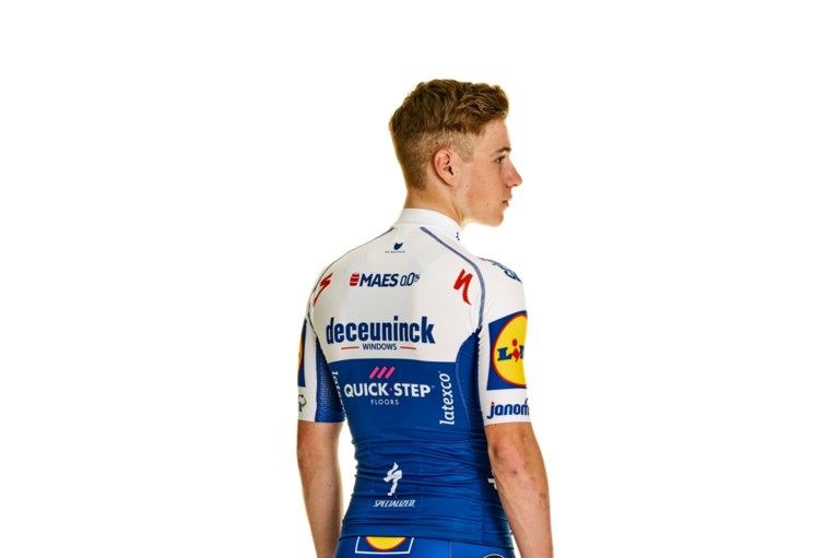 Remco Evenepoel stelt nieuwe truitje Deceuninck-Quick Step voor: “Heel wat anders dan de vorige jaren”