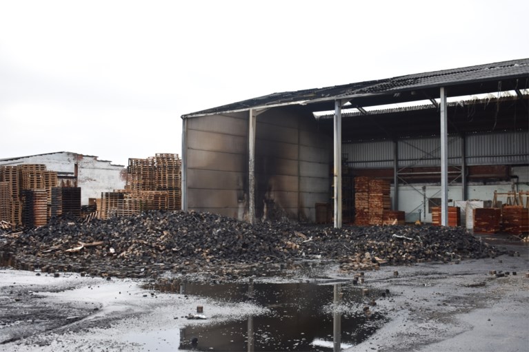 Tweede brand in week tijd in palettenbedrijf in Meulebeke: loods in lichterlaaie