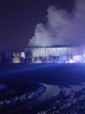 Tweede brand in week tijd in palettenbedrijf in Meulebeke: loods in lichterlaaie