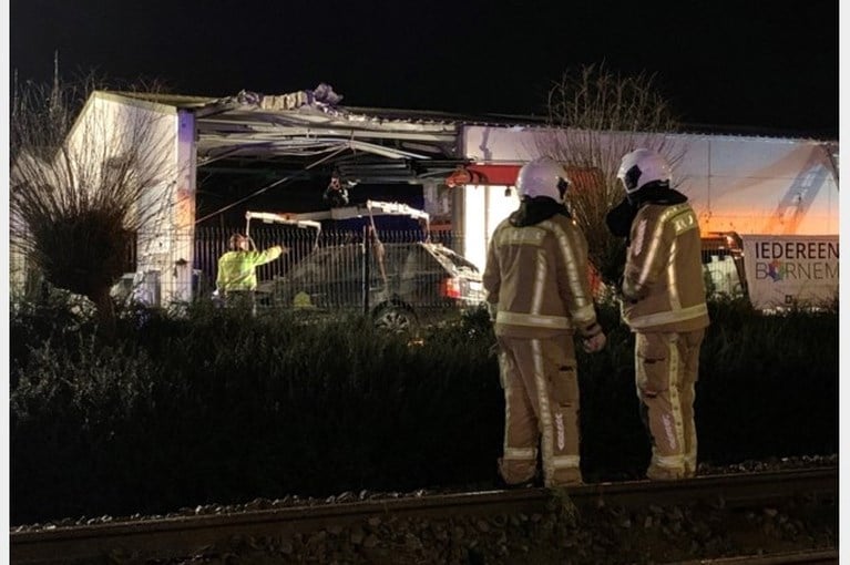 Terreinwagen wordt over spoorweg gekatapulteerd en boort zich door gevel van bedrijf in Bornem
