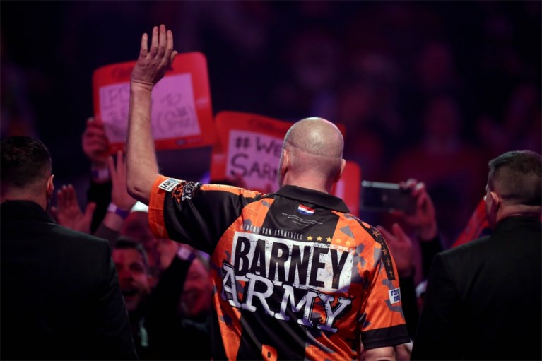 Raymond van Barneveld beëindigt carrière met nederlaag in eerste ronde WK darts: “Het leven heeft geen zin meer”