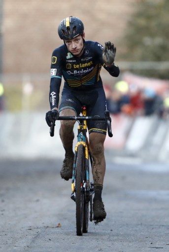 Mathieu van der Poel herstelt orde ondanks loslopende hond: “Het was nog een mooie ook”