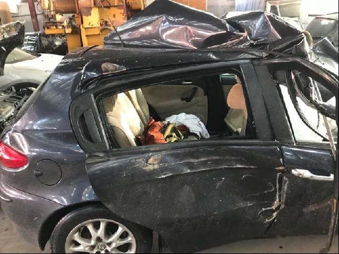 Vier jongeren zwaargewond na crash op vrachtwagen op E17