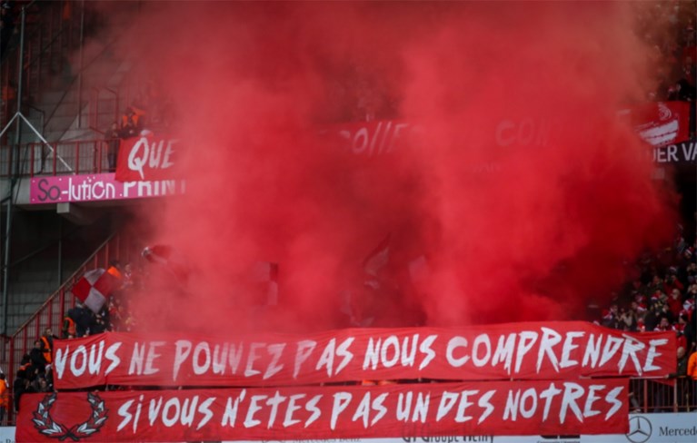 Eerste minuten van geladen Clasico gehuld in rook: fans van Standard en Anderlecht zorgen voor vuurwerk op Sclessin